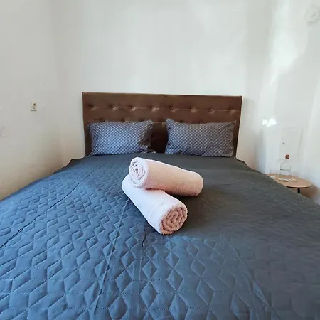 Libar With Terrace And Private Parking